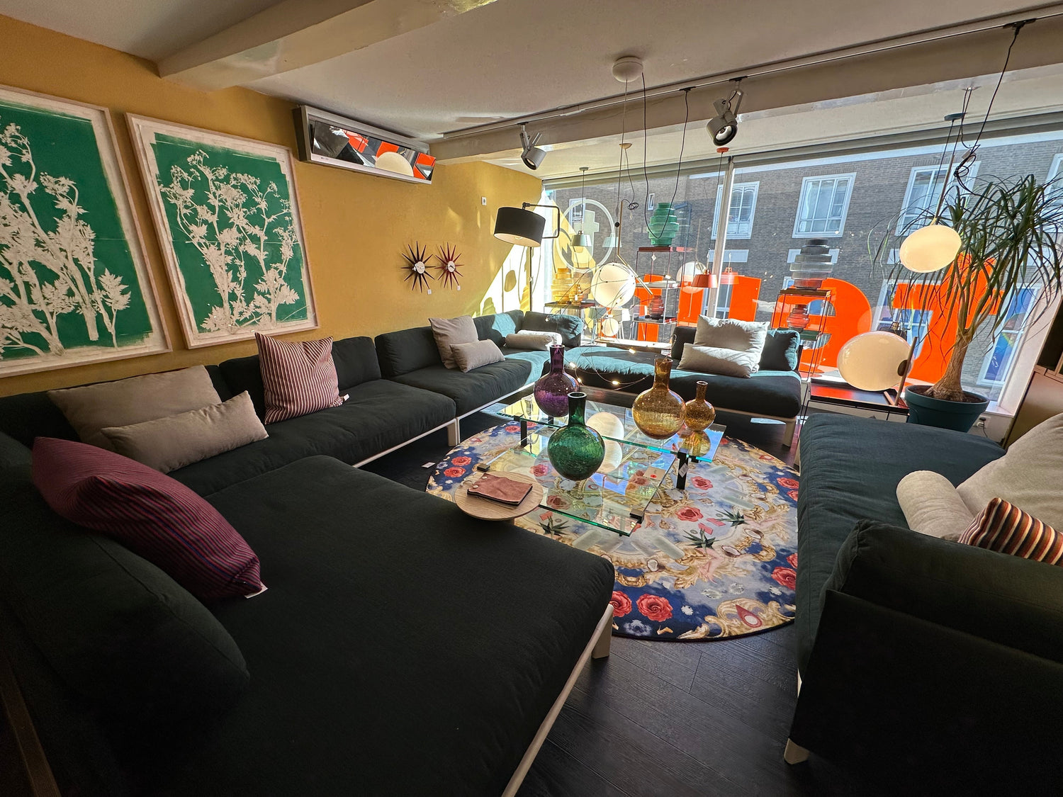 Teun laat mogelijkheden van de Vitra Anagram Sofa zien