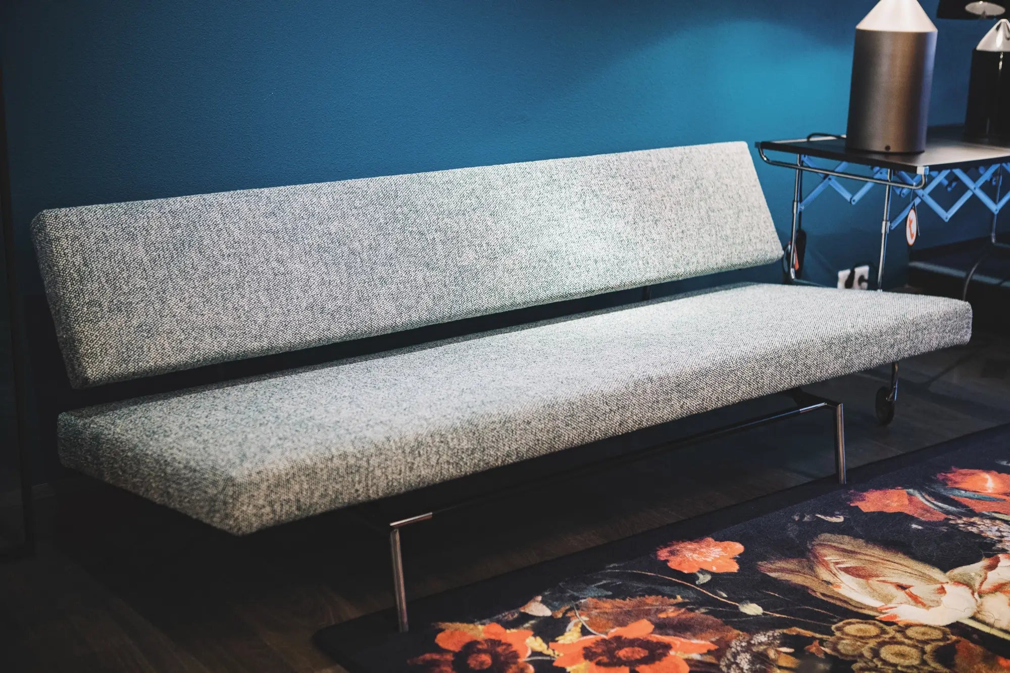 Grijze gestoffeerde moderne sofa.