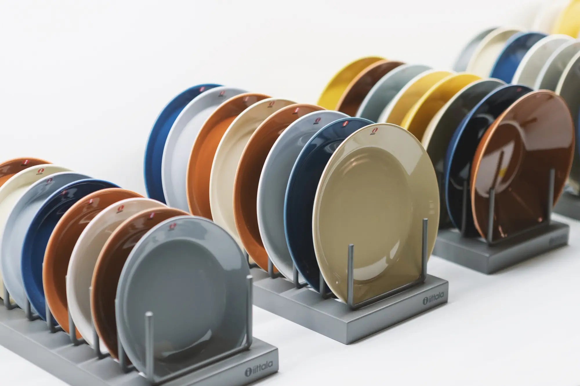 Kleurrijke keramische borden in displayrekken.