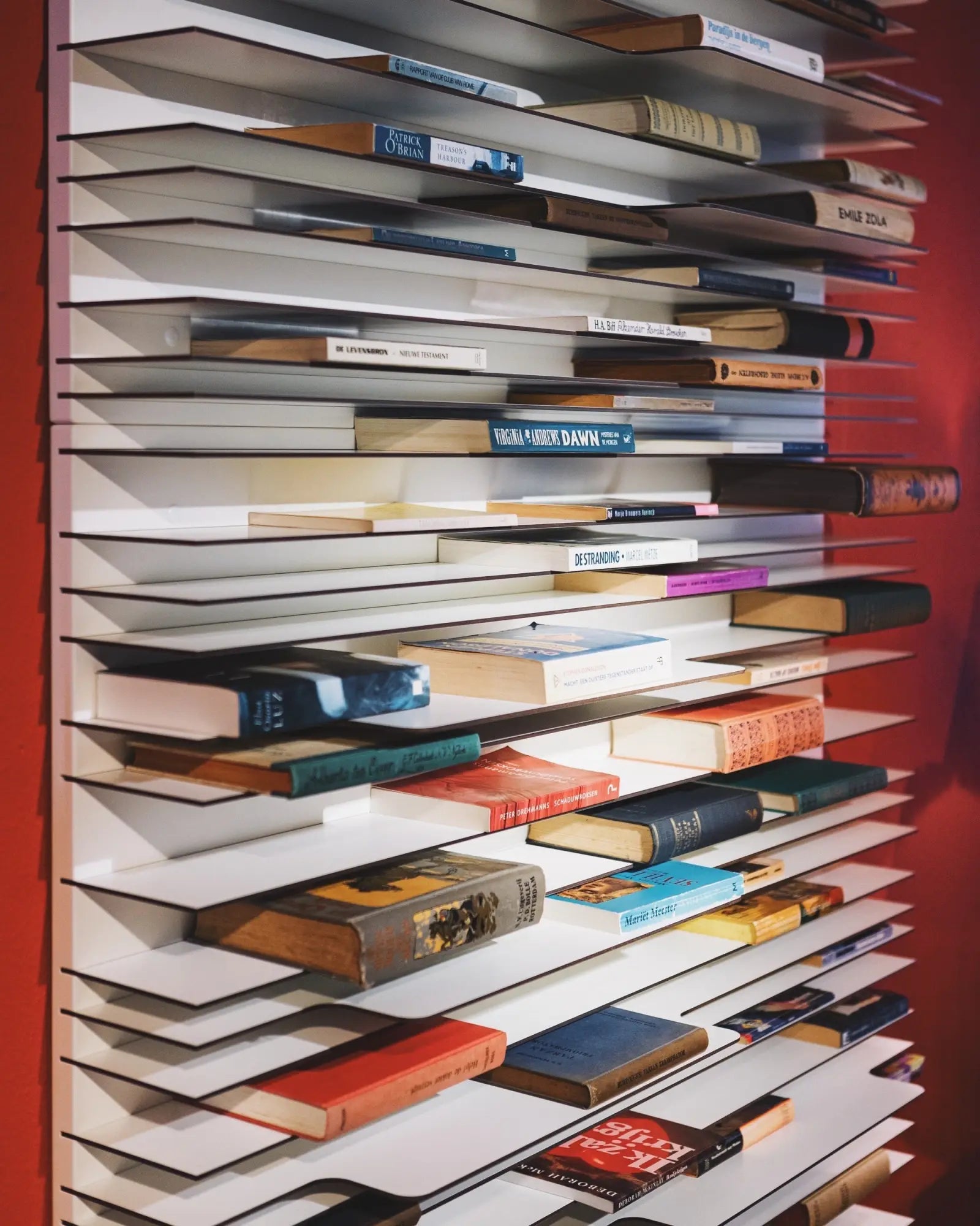 Boeken op een gelaagde plank.