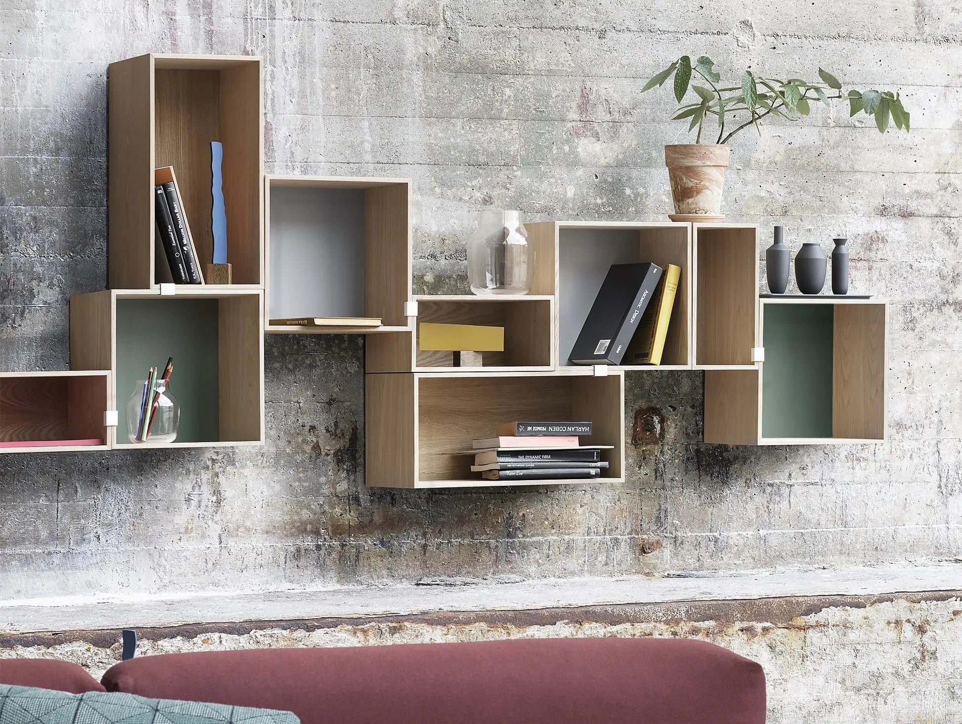 Modulaire houten wandrekken.