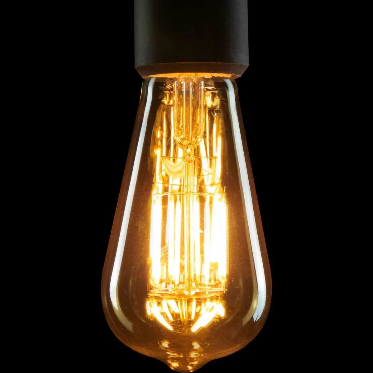 Verlichte gloeilamp in vintage stijl.