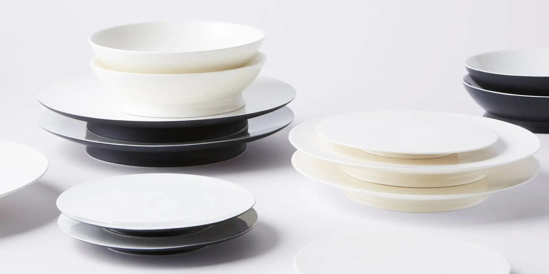 Gestapeld servies in wit en zwart.