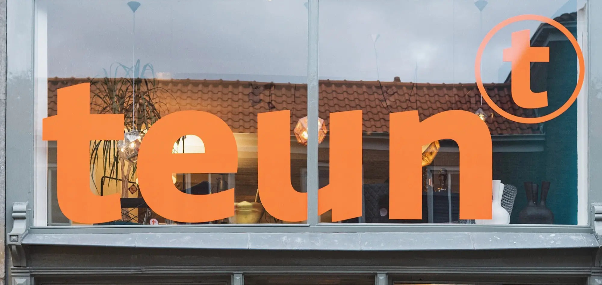 Oranje ’teun’ uithangbord.