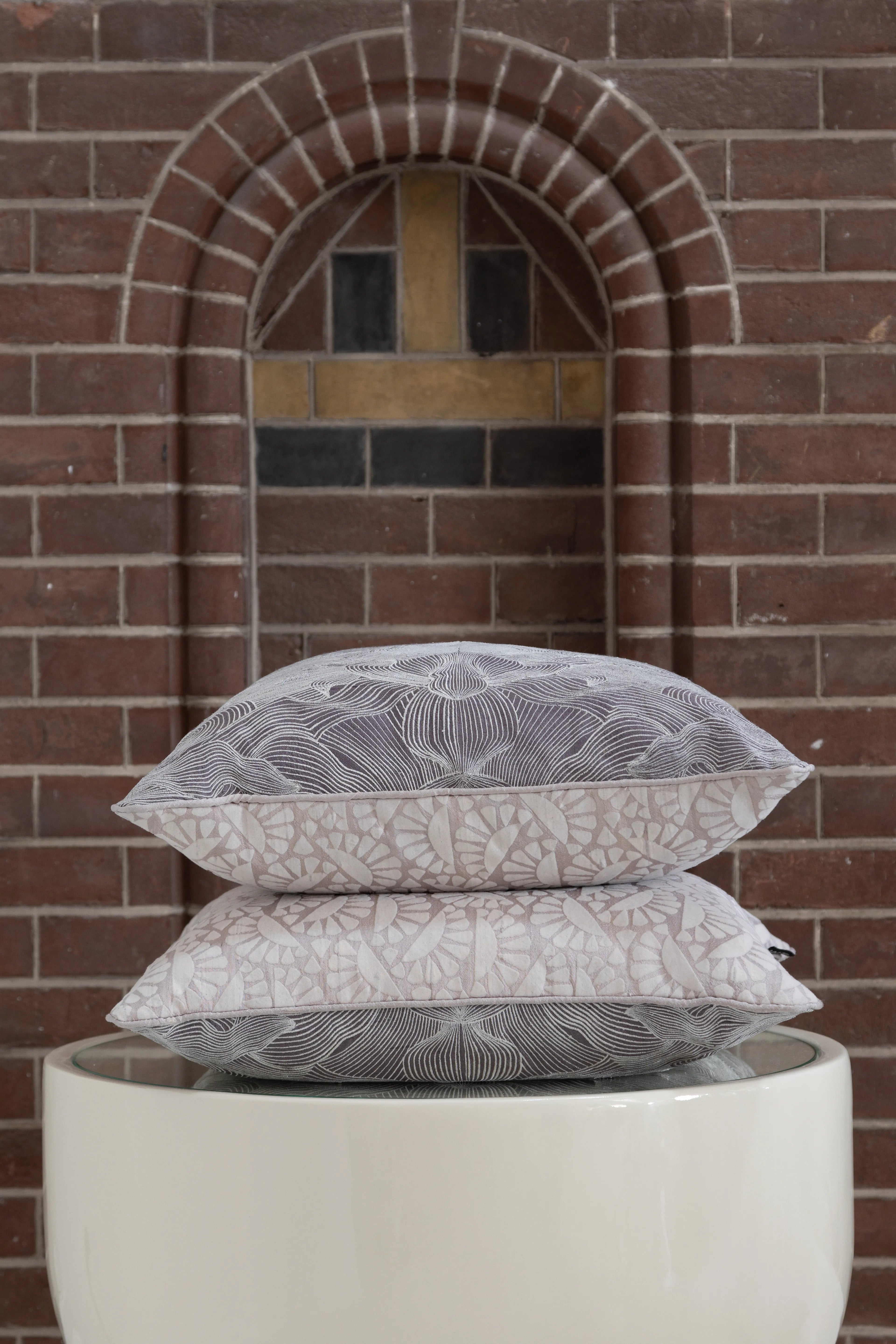 Techno Bee sierkussen 50 x 50 cm.