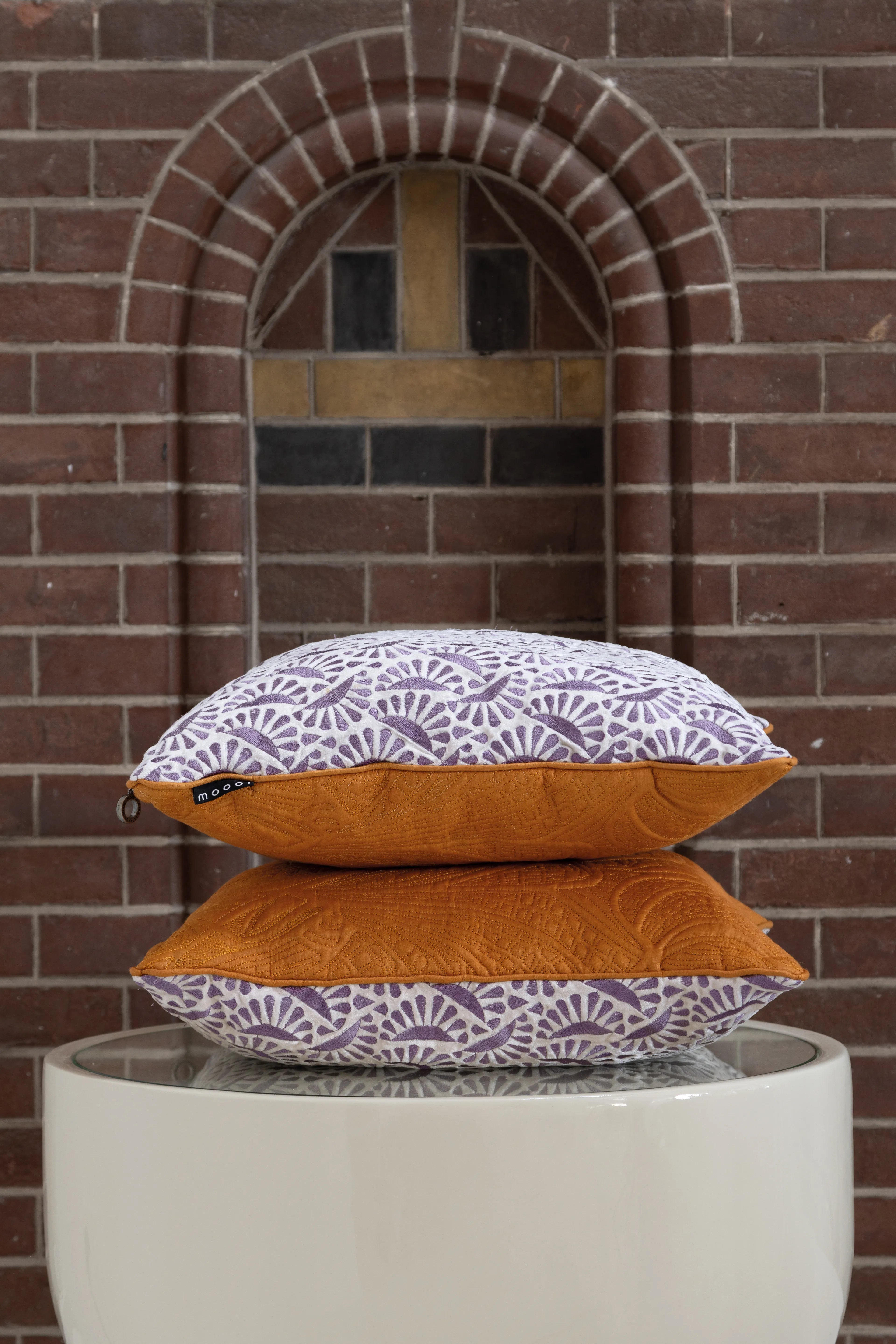 Woodblock Beetle sierkussen 50 x 50 cm.