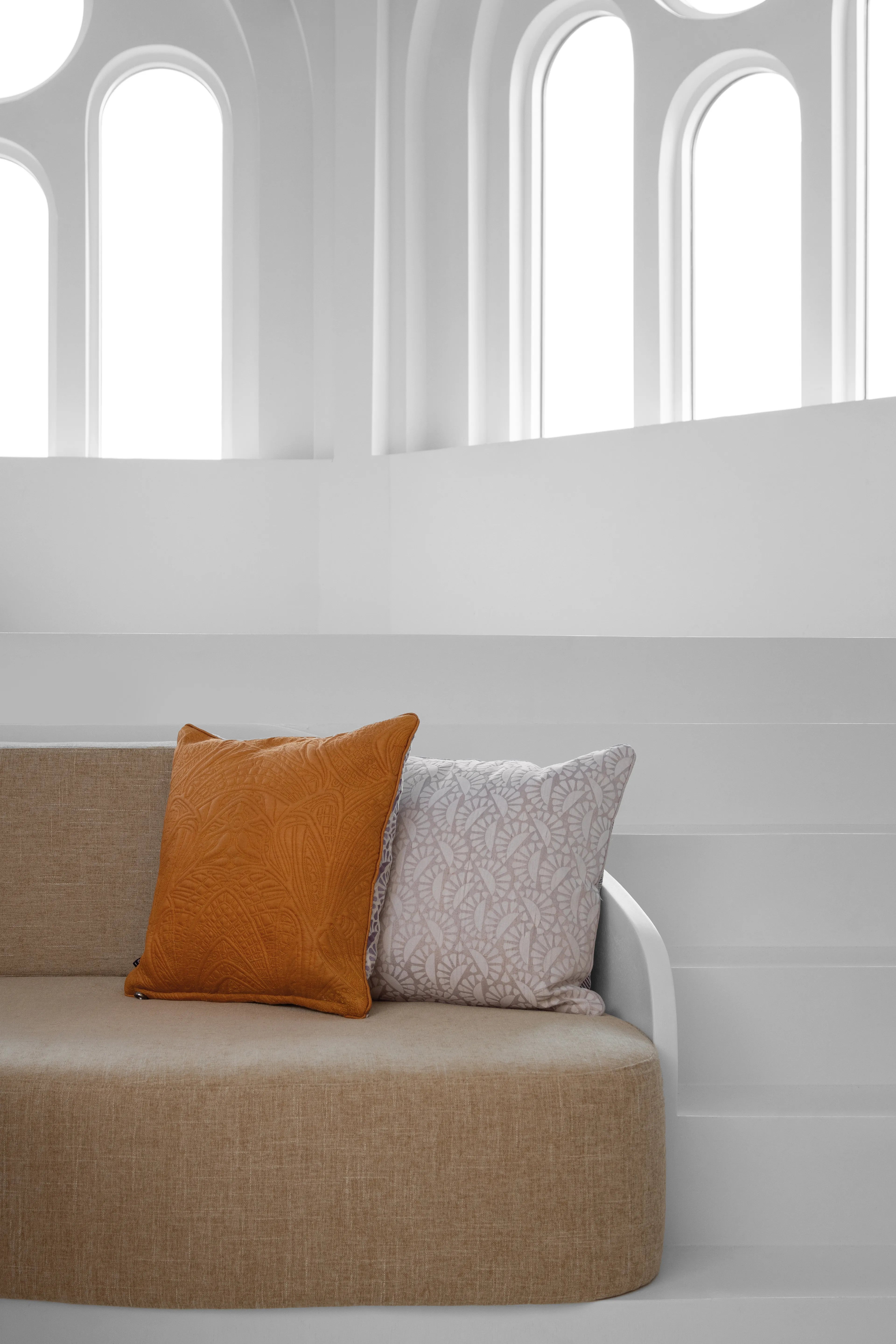 Woodblock Beetle sierkussen 50 x 50 cm.