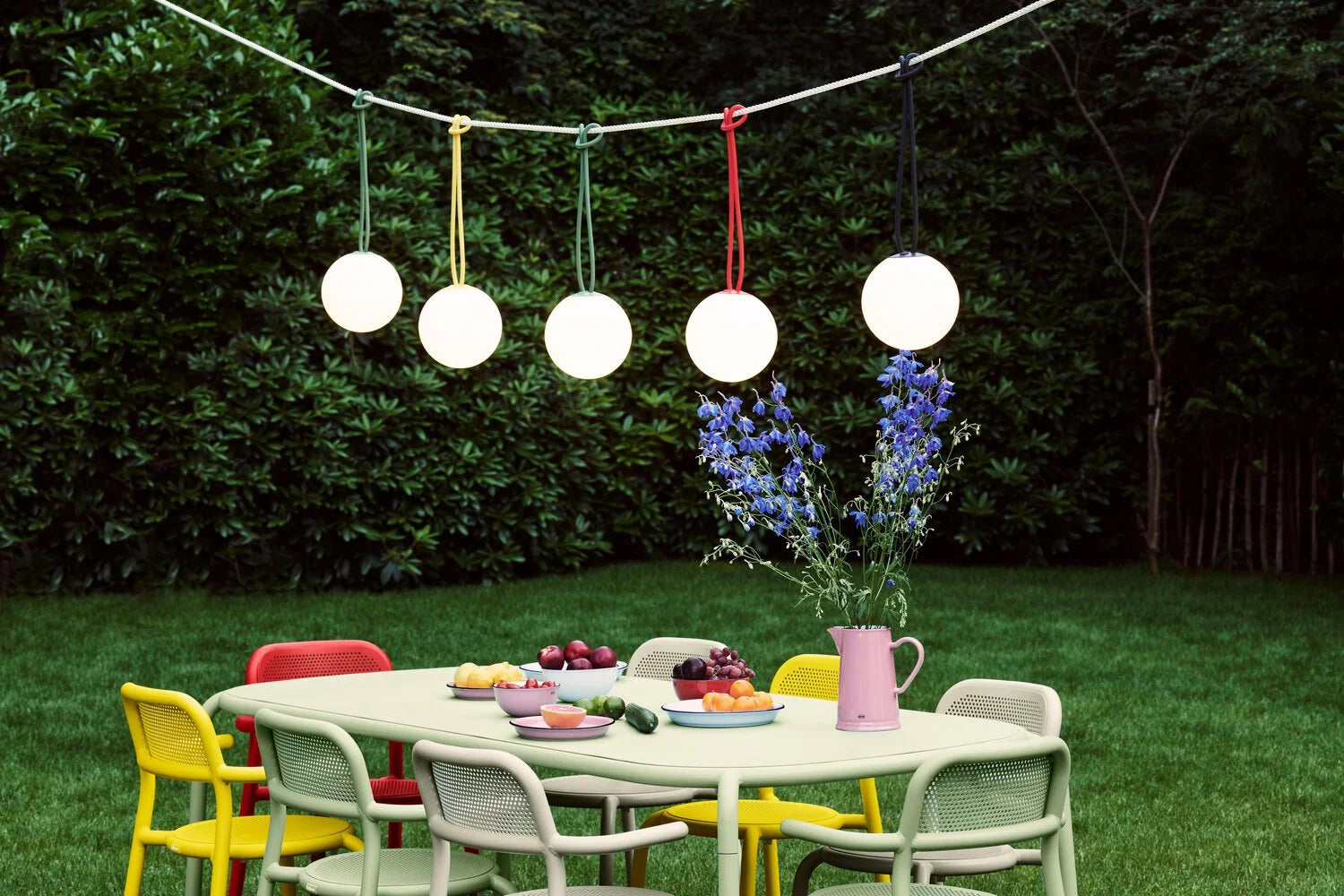 Buiten eetset met hanglamp Bolleke en sfeervolle verlichting voor elke gelegenheid