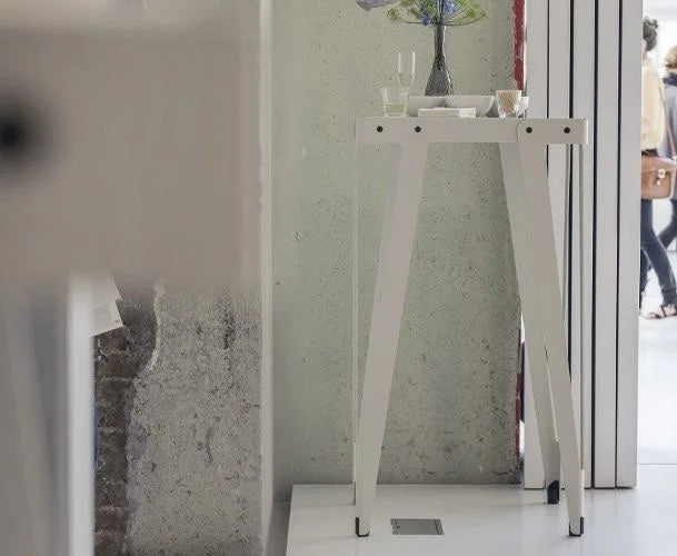 Witte houten displaytafel van hoge tafel Lloyd 60 x 60 voor stijlvolle presentatie