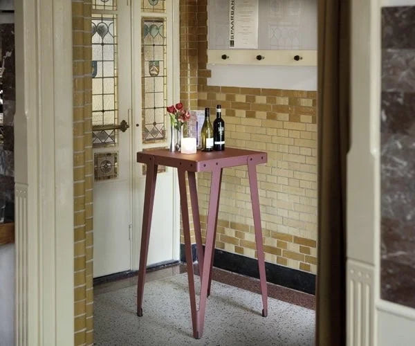 Roodbruine houten tafel van Hoge Tafel Lloyd 60 x 60 voor een stijlvolle inrichting