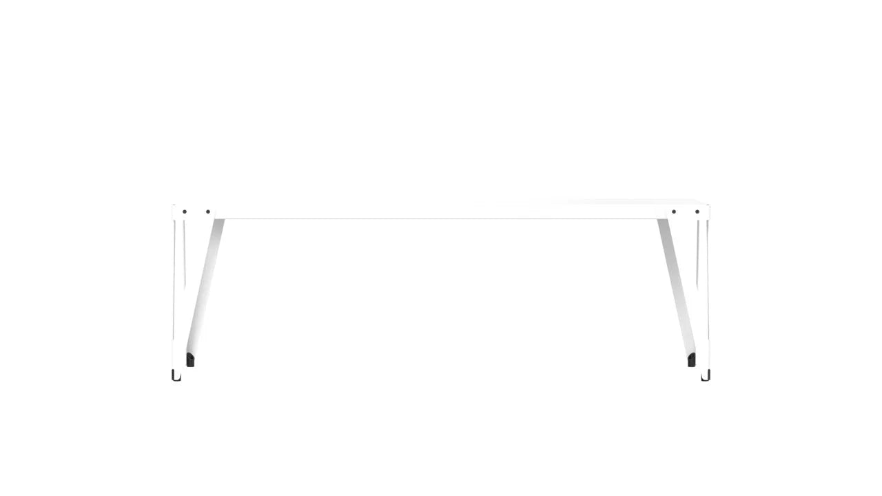 Witte tafel Lloyd met schuine poten, een slim staaltje Dutch design