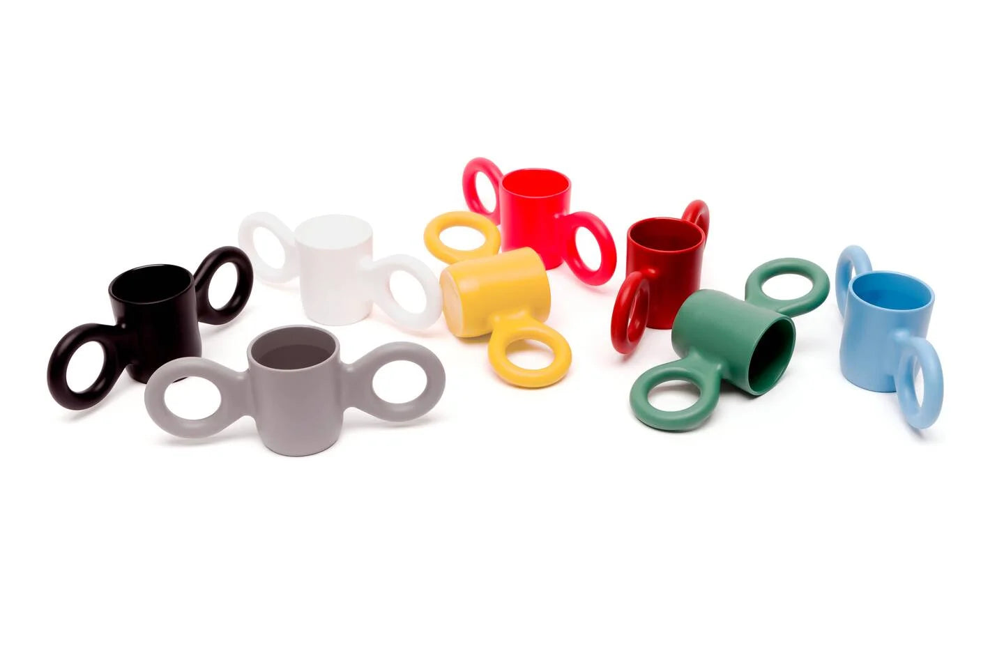 Vrolijke drinkbeker met grote oren en ringhandvatten van Richard Hutten