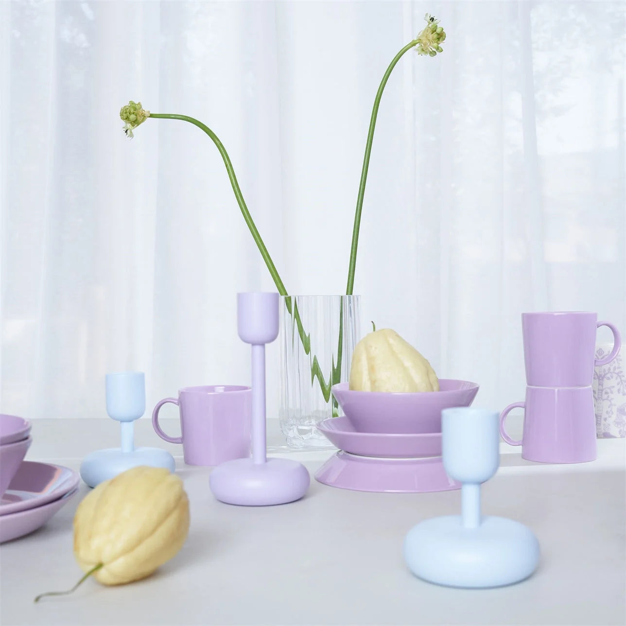 Pastelkleurige tafelgerei en decor met Nappula kaarsenstandaard in ongewone vorm