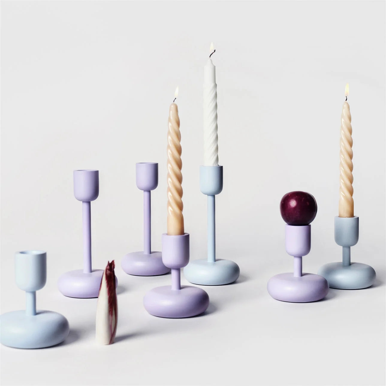 Pastelkleurige Nappula kaarsenstandaard met opgezwollen poten in ongewone vorm