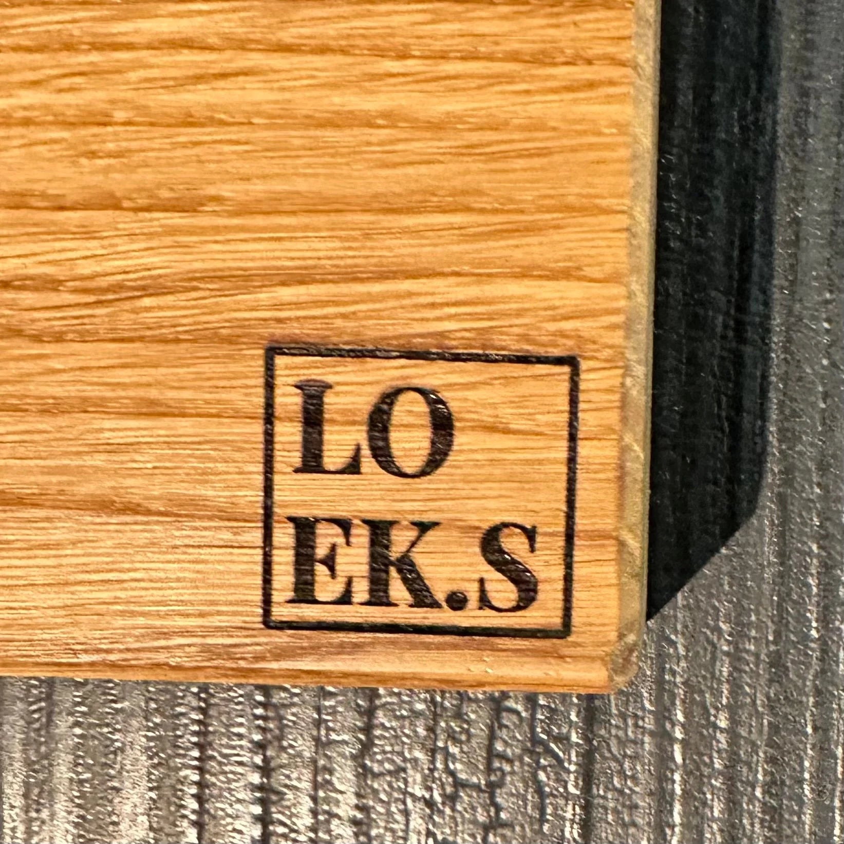 Wooden block with inscribed letters on prachtig afgewerkte magnetische messenstrip in eikenhout