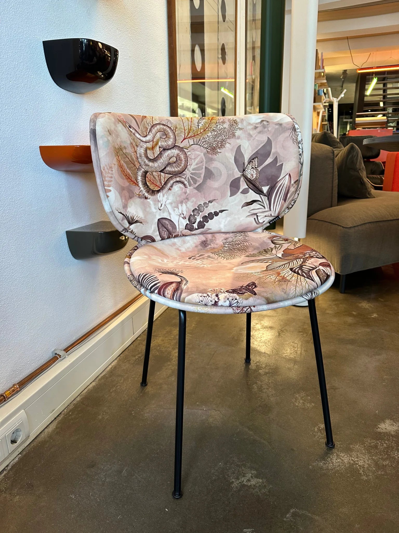 Hana Chair Upholstered met slangen- en bloemenpatroon voor tijdloos comfort van Bonanni Koppelt