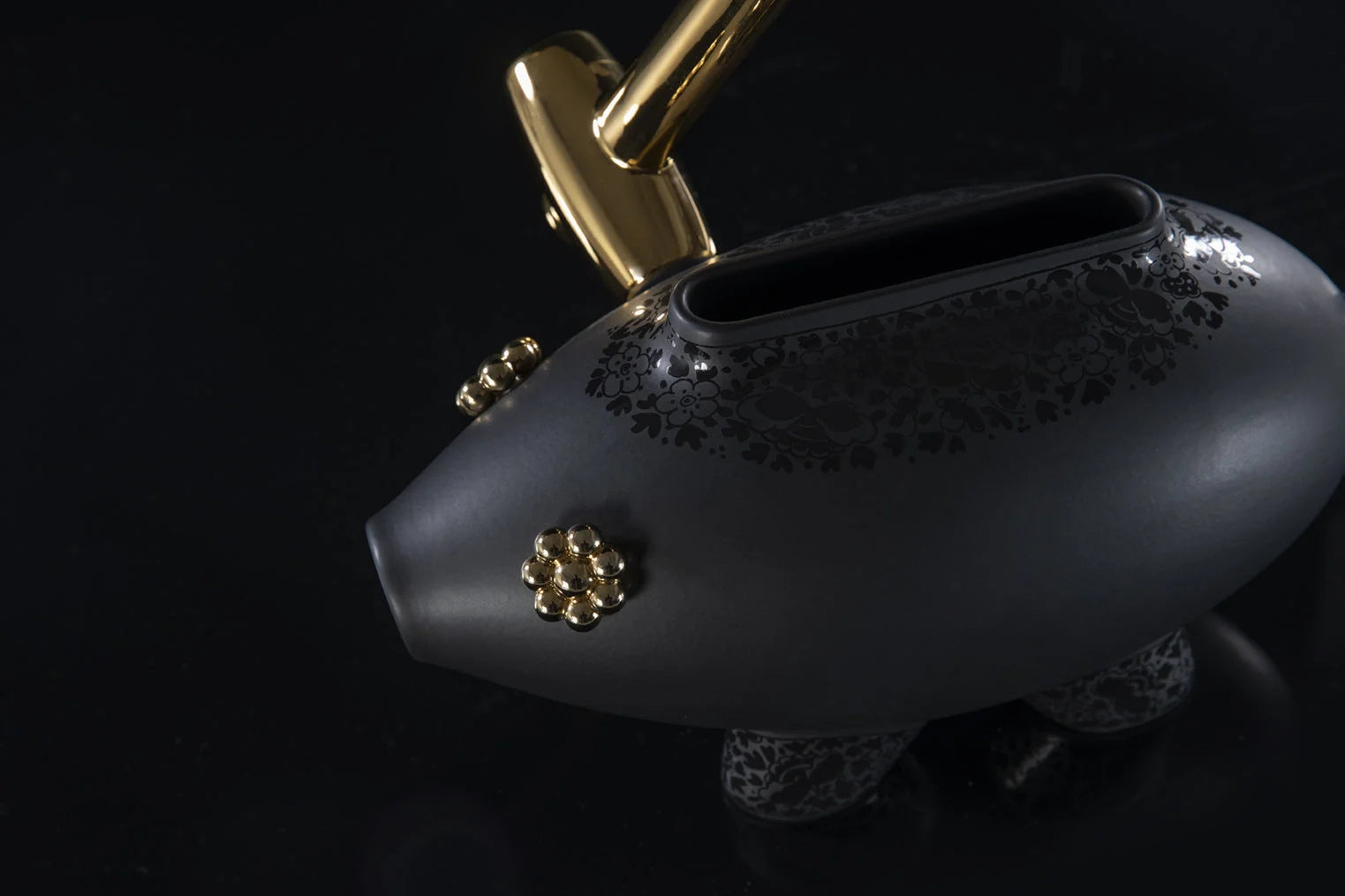 Moooi vaas black series ’The killing of the piggy bank’ - ’The killing of the piggy bank’
