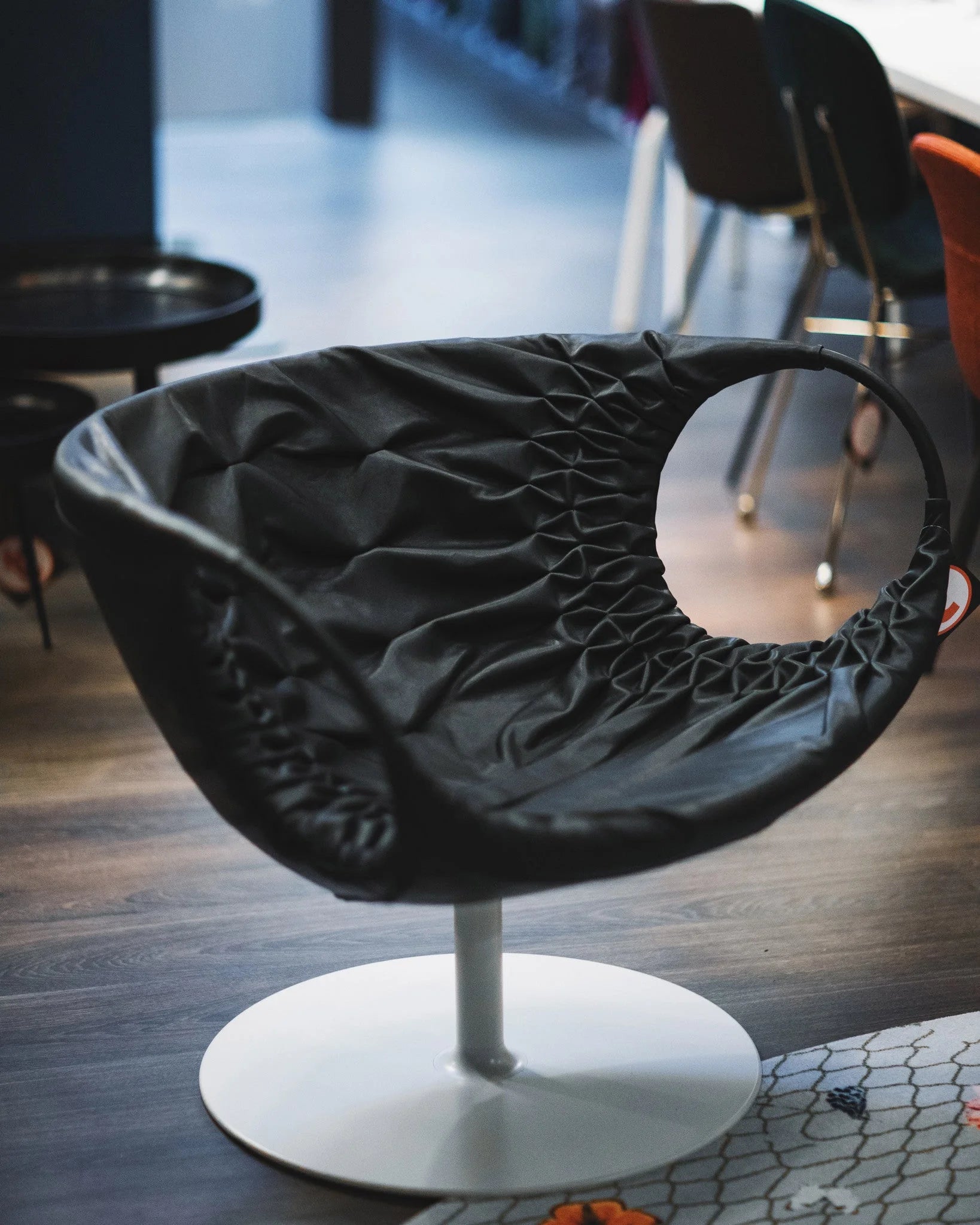 Moroso draaibare fauteuil Smock - zwart leder