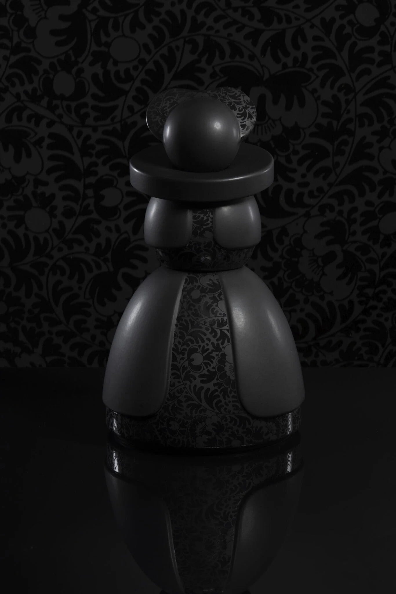 Royal Delft Proud Mary - black & white reflection