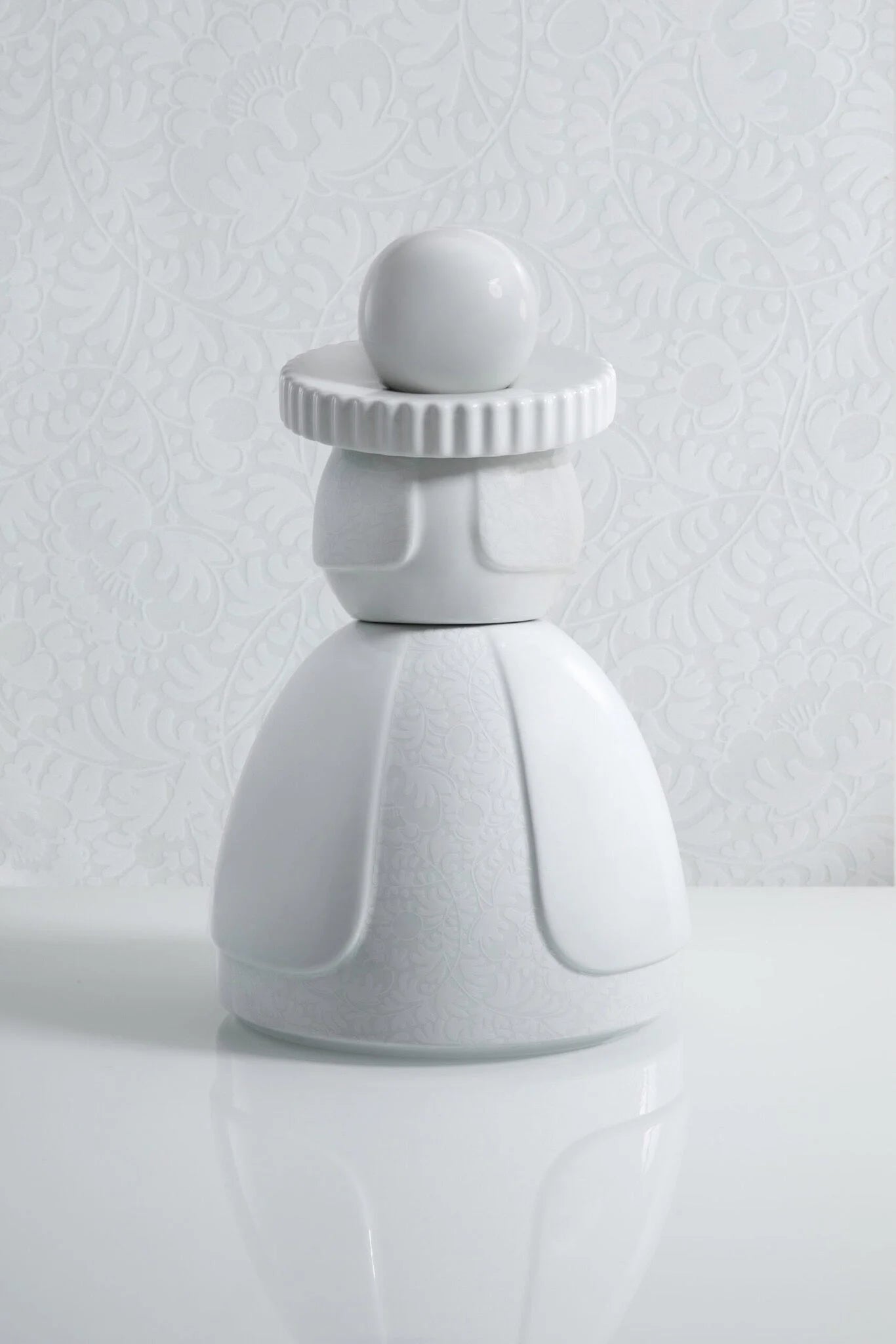 Royal Delft Proud Mary - black & white reflection