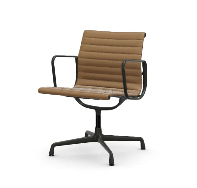 vitra Eames Aluminium Chair EA 107 - Conference - leder - camel leder - gecoat diepzwart onderstel