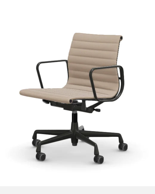 vitra Eames Aluminium Chair EA 118 - Work - Hopsak - Hopsak nude/ivory - gecoat diepzwart onderstel