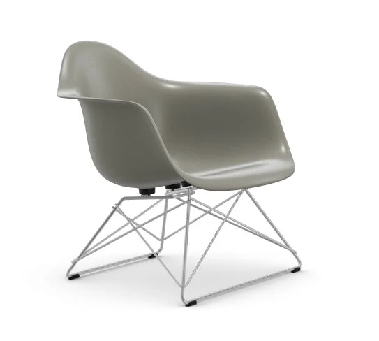 vitra Eames Fiberglass Armchair LAR - verchroomd onderstel - raw umber