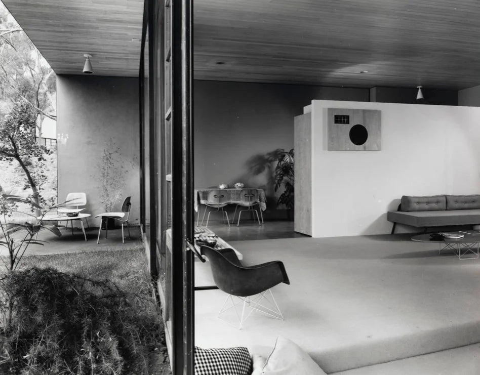 vitra Eames Fiberglass Armchair LAR - wit onderstel