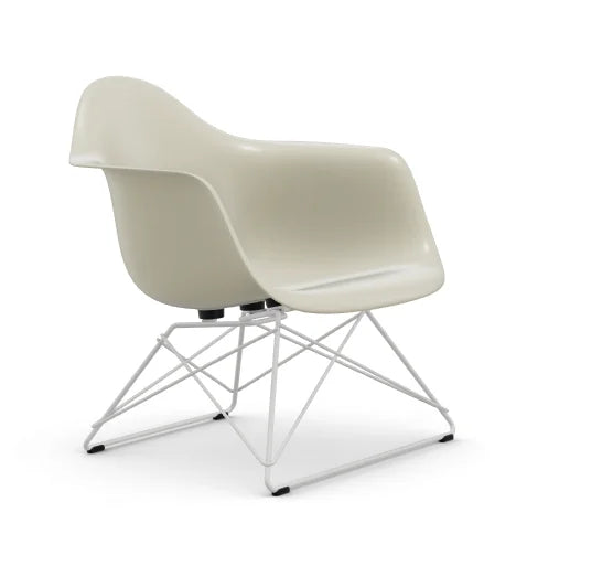 vitra Eames Fiberglass Armchair LAR - wit onderstel - parchment