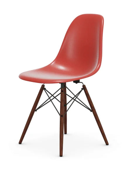 vitra Eames Fiberglass Side chair DSW - esdoorn donker onderstel - classic red