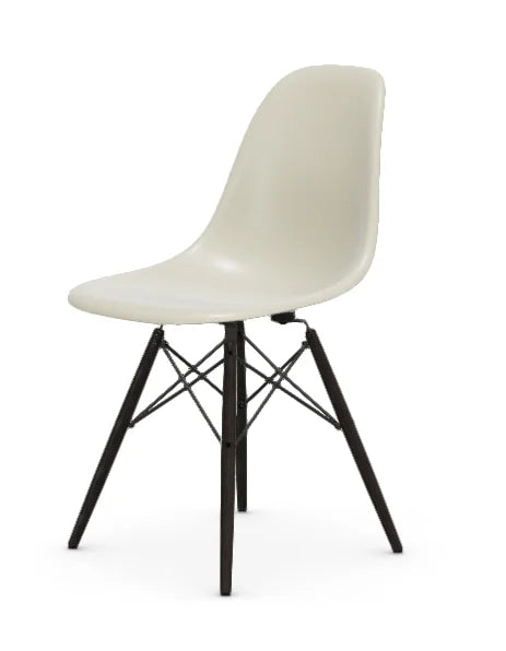 vitra Eames Fiberglass Side chair DSW - esdoorn zwart onderstel - parchment