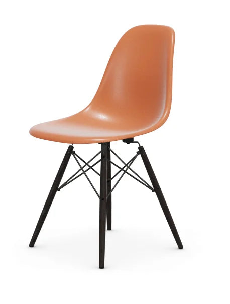 vitra Eames Fiberglass Side chair DSW - esdoorn zwart onderstel - red orange