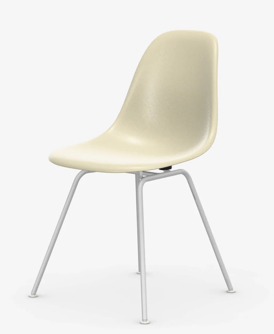 vitra Eames Fiberglass Side chair DSX - wit onderstel - parchment