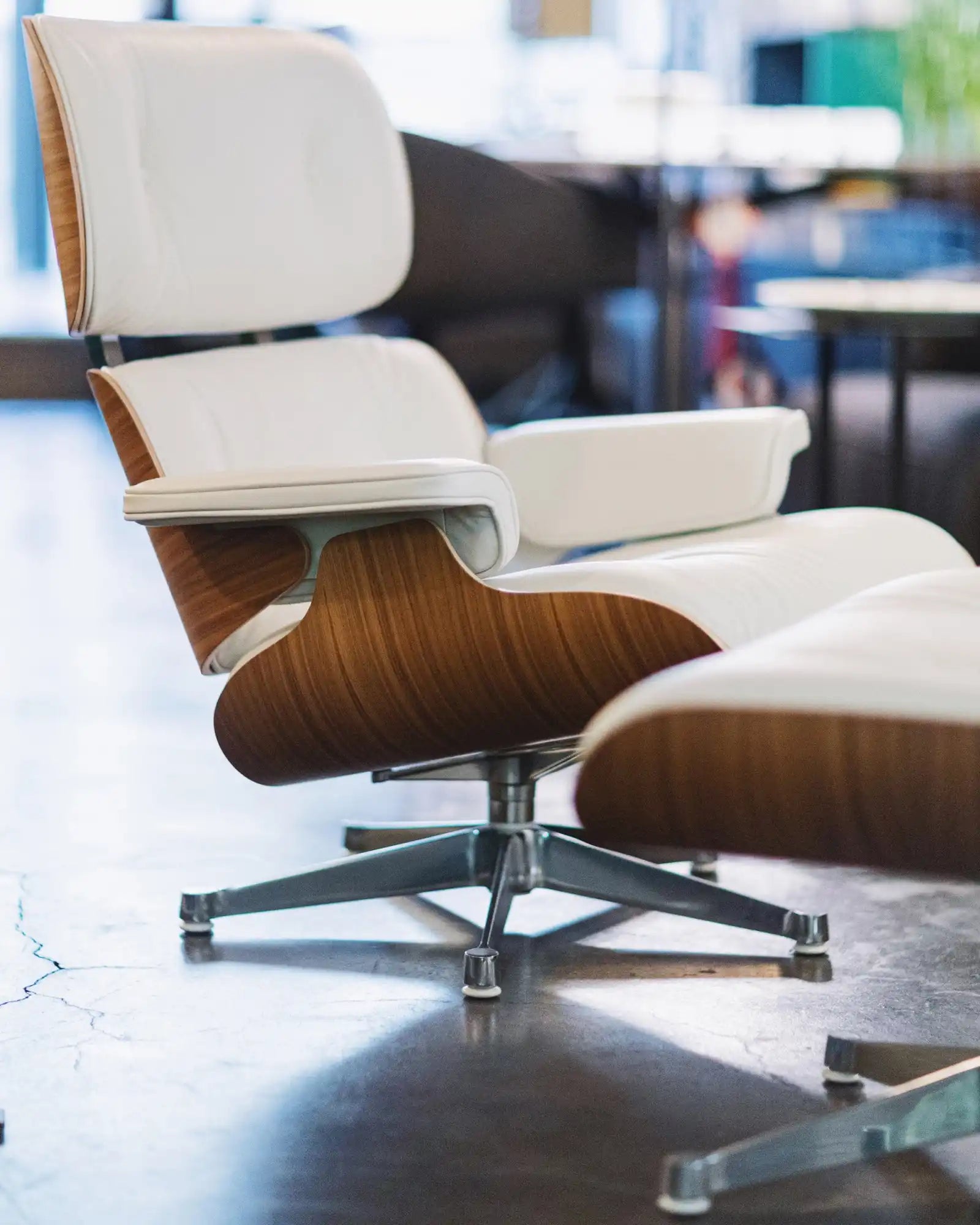 Witte leren en houten lounge stoel met poef.