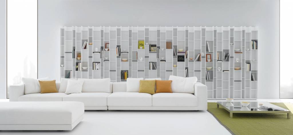 Witte modulaire bank met boekenplank op de achtergrond.