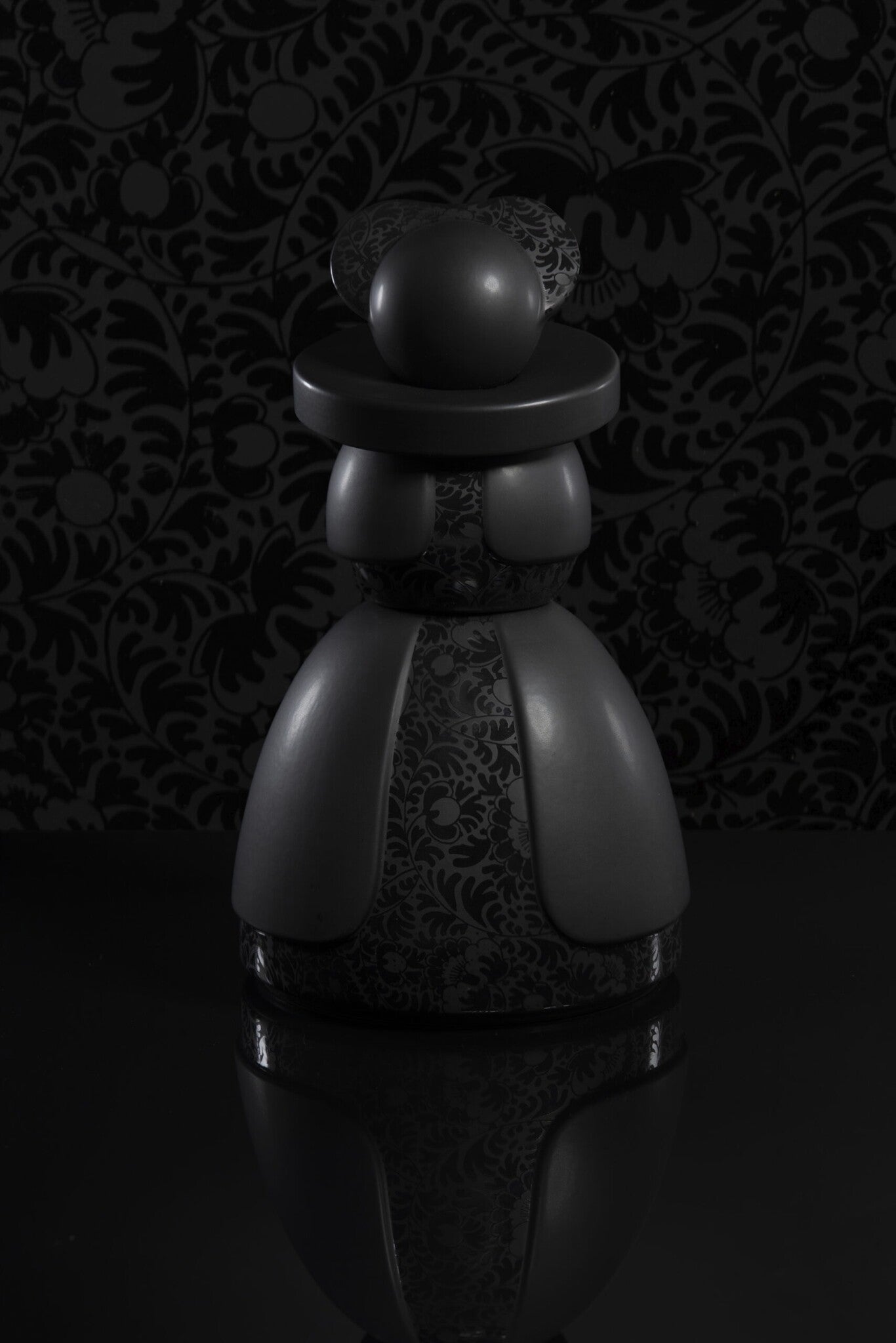 Royal Delft Proud Mary - black & white reflection