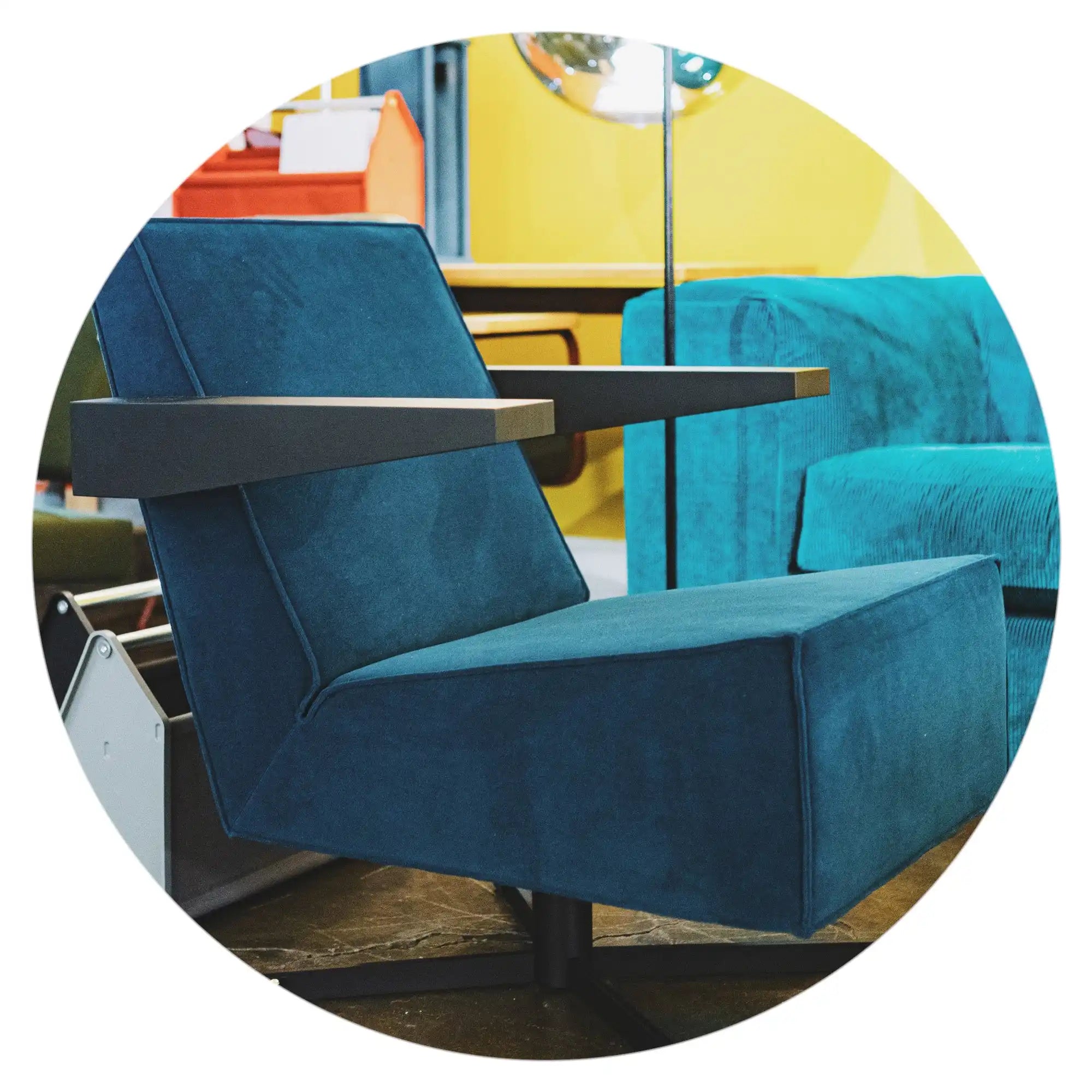 Blauwe stoffen fauteuil met armleuningen.