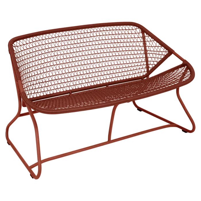 Woven metal outdoor bench uit de Sixties-collectie met unieke kenmerken