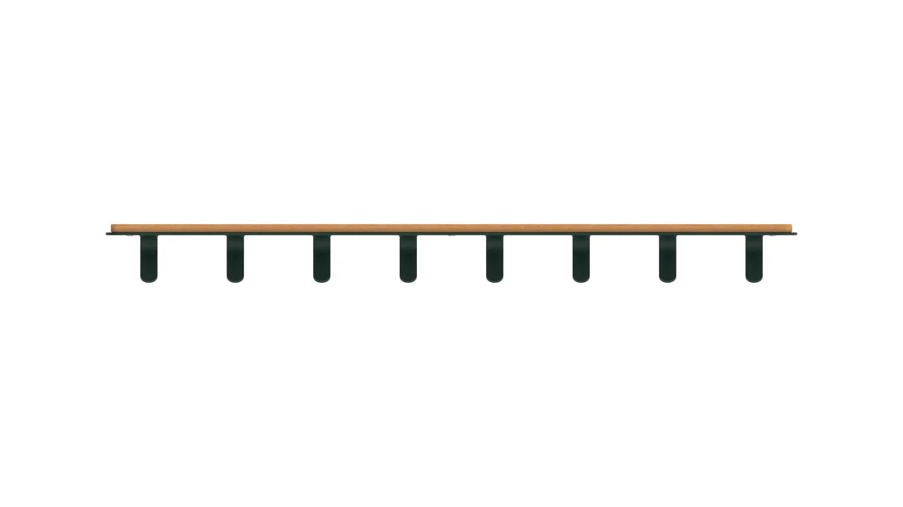 Houten plank met zwarte kapstok hooks voor een stijlvolle muurdecoratie