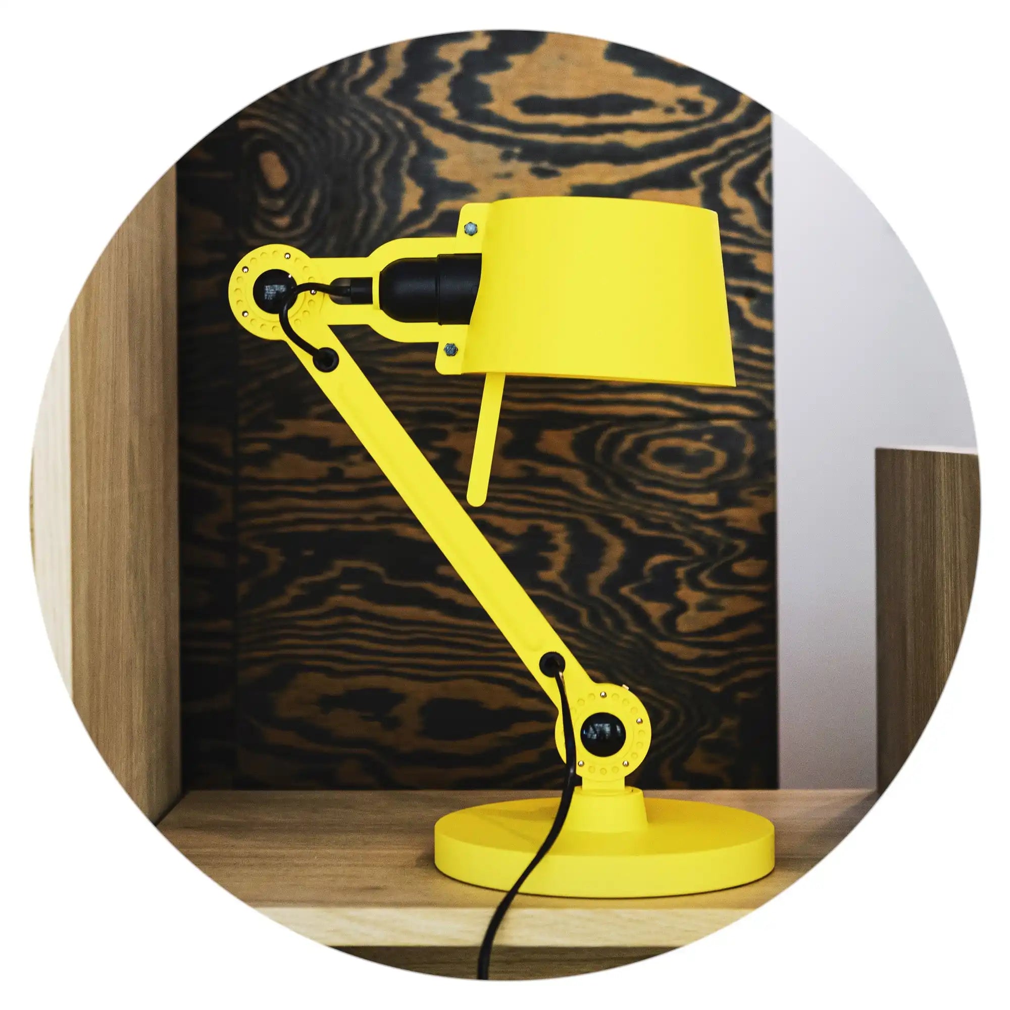Geel verstelbaar bureau lamp.