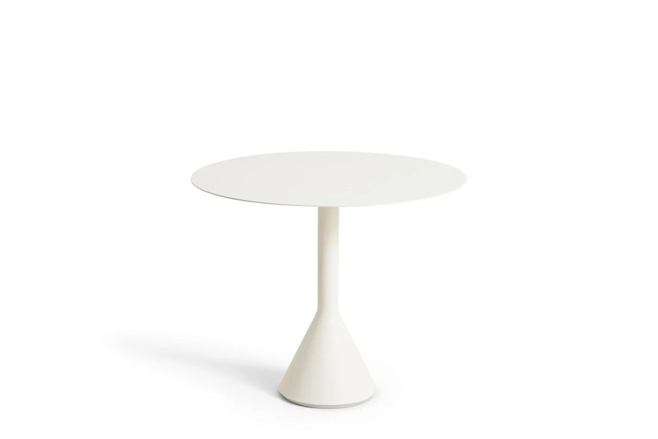Witte ronde tuintafel Palissade Cone met conische basis van Franse designduo Ronan en Erwan Bouroullec