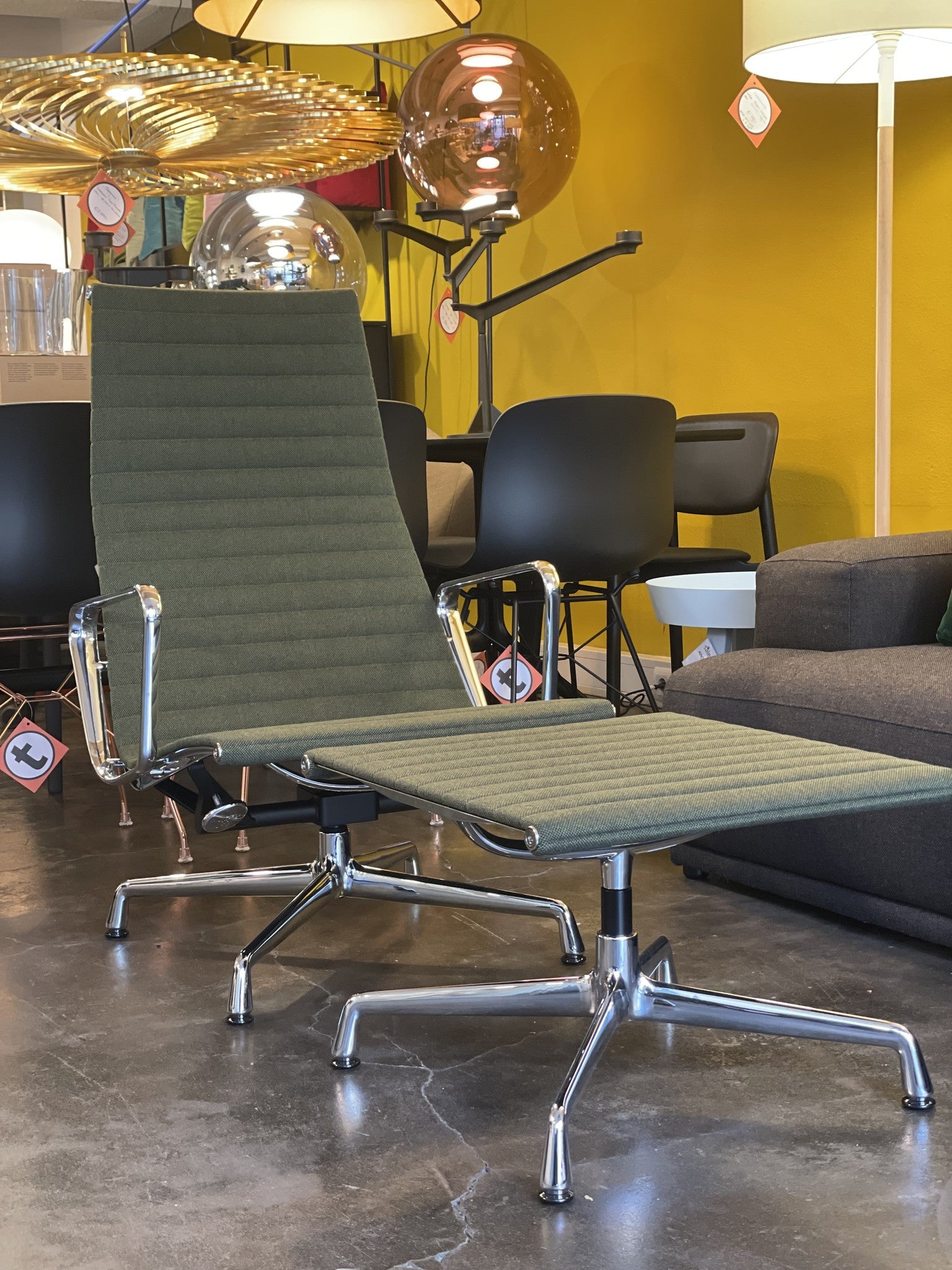 vitra Eames Aluminium Chair EA 125 - Hopsak