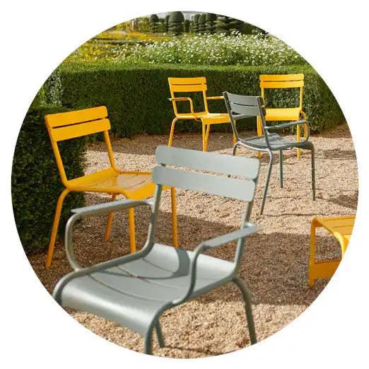 Kleurvolle metalen tuinstoelen.