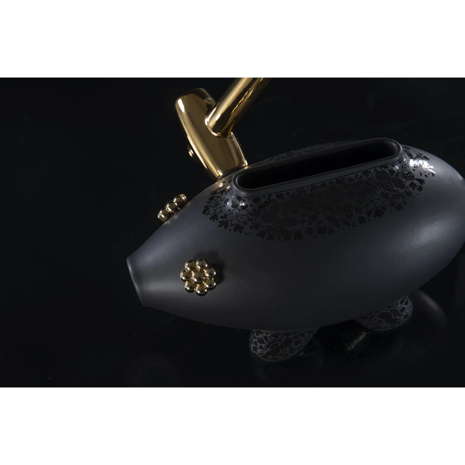 Moooi vaas black series ’The killing of the piggy bank’ - ’The killing of the piggy bank’