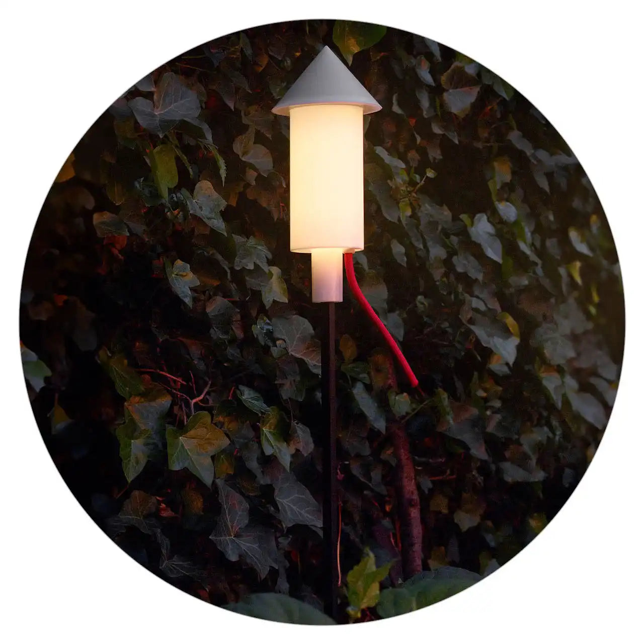 Raketvormige buitenlamp.