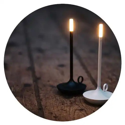 Twee moderne, draadloze, verlichte lampen.