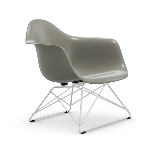 vitra Eames Fiberglass Armchair LAR - wit onderstel - raw umber