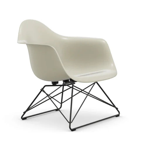 vitra Eames Fiberglass Armchair LAR - zwart onderstel - parchment