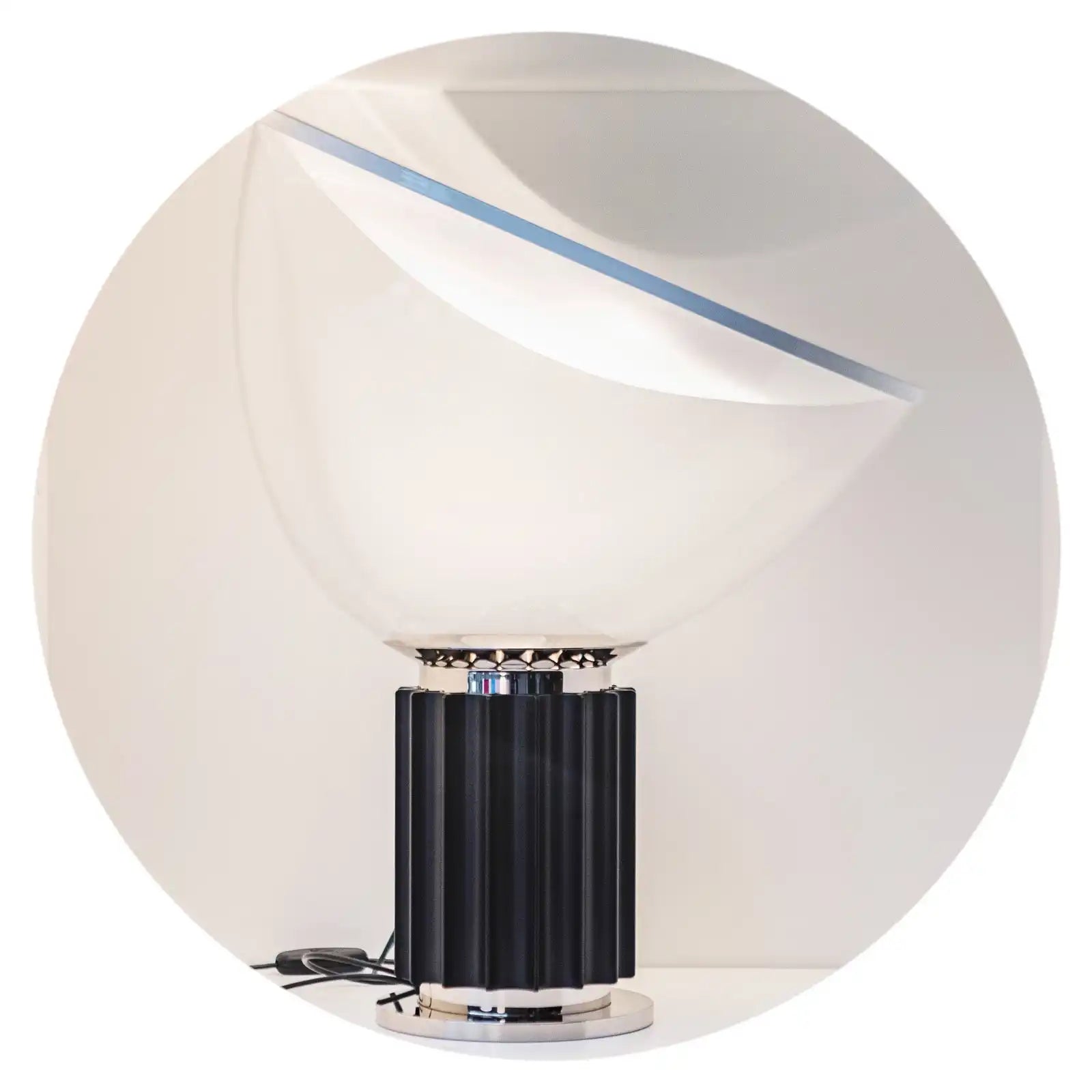 Zwarte en chrome art deco lamp.